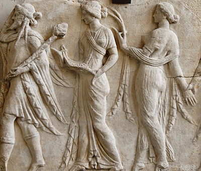 Ο Διόνυσος γενειοφόρος οδηγεί τις Ώρες, ρωμαϊκό ανάγλυφο του 1ου αι. μ.Χ., αντίγραφο ελληνιστικού νεο-αττικού αναγλύφου