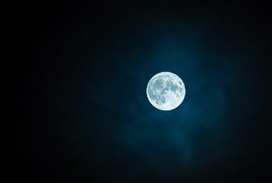 Η Σελήνη στον νυχτερινό ουρανό