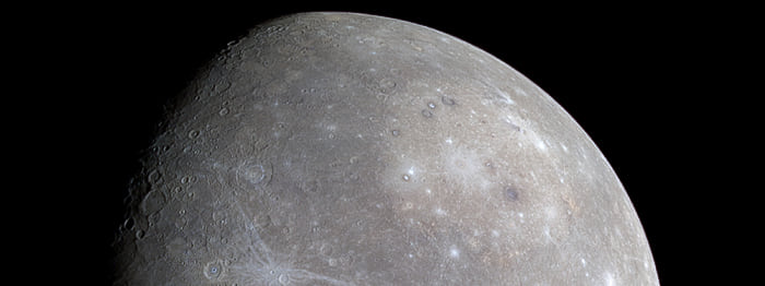 Ο κρατῆρας Κάλορις στον πλανήτη Ερμή, έγχρωμη συνθετική λήψη από την πρώτη προσέγγιση του σκάφους Messenger, 2008