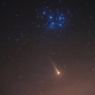 Η ουρά νατρίου του πλανήτη Ερμή υπό το αστρικό σμήνος των Πλειάδων, αστροφωτογραφία Σ. Βόλτμερ