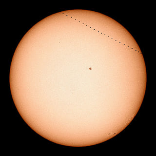 Ο πλανήτης Ερμής σε ηλιακή διέλευση εμπρός από τον Ήλιο, 7 Μαΐου 2003