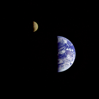 Σελήνη και Γη, λήψη από το σκάφος Galileo, σε πορεία προς τον πλανήτη Δία