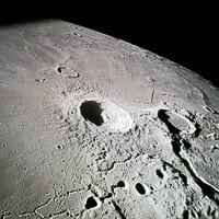Οι Σεληνιακοί κρατῆρες Αρίσταρχος (αριστερά) και Ηρόδοτος, από τον δορυφόρο Apollo 15 Lunar craters Aristarchus (left) and Herodotus from Apollo 15
