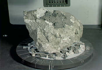 Ανορθοσίτης, πέτρωμα-δείγμα από τα υψίπεδα της Σελήνης, τις "ηπείρους" - Moon lunar highland Anorthosite, igneous rock feldspar-rich.