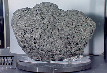 Βασάλτιο, πέτρωμα-δείγμα από τις βαθιές περιοχές της Σελήνης, τις "θάλασσες" - Moon lunar basalt rock from maria.