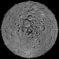 Βόρειος Πόλος της Σελήνης, σύνθετη ορθή προβολή από το σκάφος Κλημεντίνη - Moon North Pole composite orthografic view Clementine
