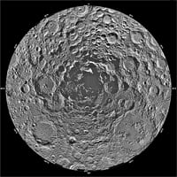 Νότιος Πόλος της Σελήνης, σύνθετη ορθή προβολή από το σκάφος Κλημεντίνη - Moon South Pole composite orthografic view Clementine.