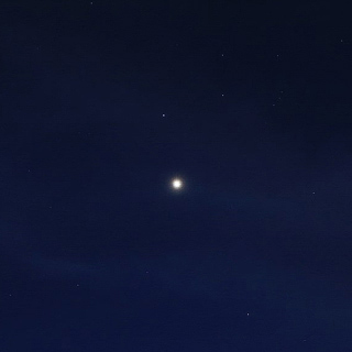 Ο πλανήτης Αφροδίτη στον νυχτερινό ουρανό, πάνω από τα όρη Γιατσουγκατάκε, Ιαπωνία