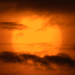 Η ηλιακή διέλευση της Αφροδίτης 2004, λήψη κατά την ανατολή του Ηλίου - αστροφωτογραφία Ντ. Κόρτνερ
