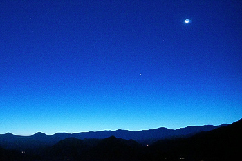Ο πλανήτης Αφροδίτη σε πρωινή εμφάνιση και η Σελήνη πριν την ανατολή του Ήλιου.