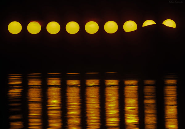 Νυκτερινή φωτογραφία διαδοχικών λήψεων του μεσονυκτίου Ηλίου, με ταυτόχρονη διέλευσιν της Αφροδίτης (ο μελανὸς κόκκος επί της ηλιακης επιφάνειας)