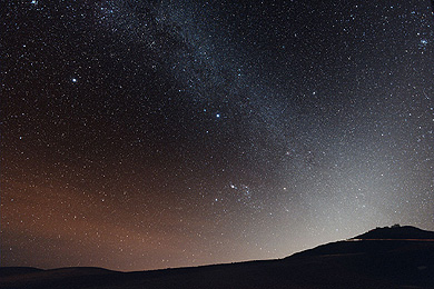 Ζωδιακό φώς, με φόντο τὸ αστρονομικό παρατηρητήριο Παρανάλ της Χιλής